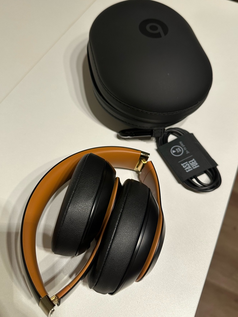 Beats Studio3 Wireless Headphones - Black & Gold - Picture 8 of 10